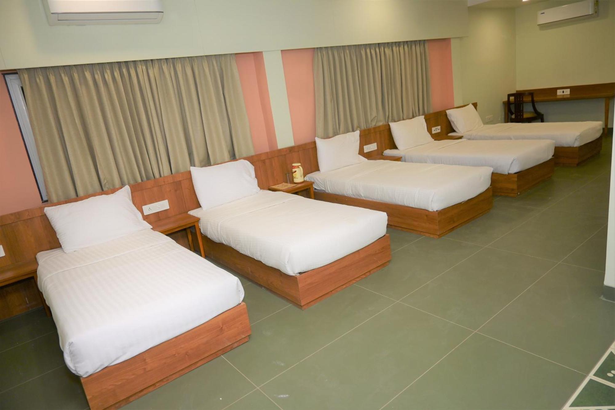 Hotel Ashray Ujjain Bagian luar foto