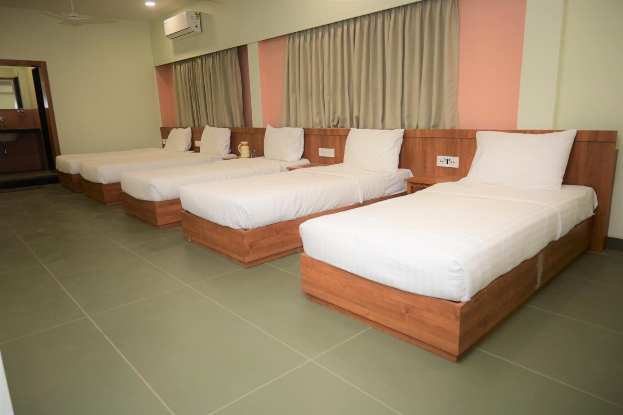 Hotel Ashray Ujjain Bagian luar foto