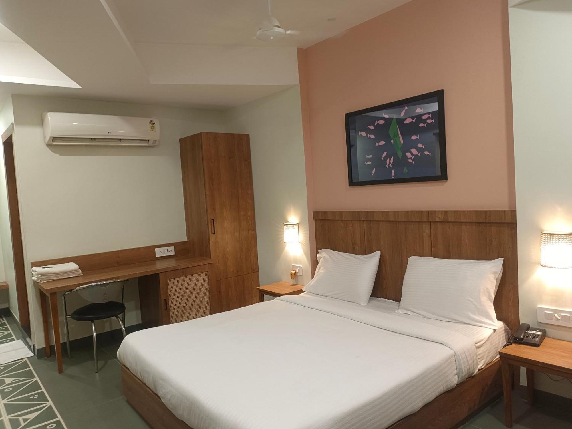 Hotel Ashray Ujjain Bagian luar foto