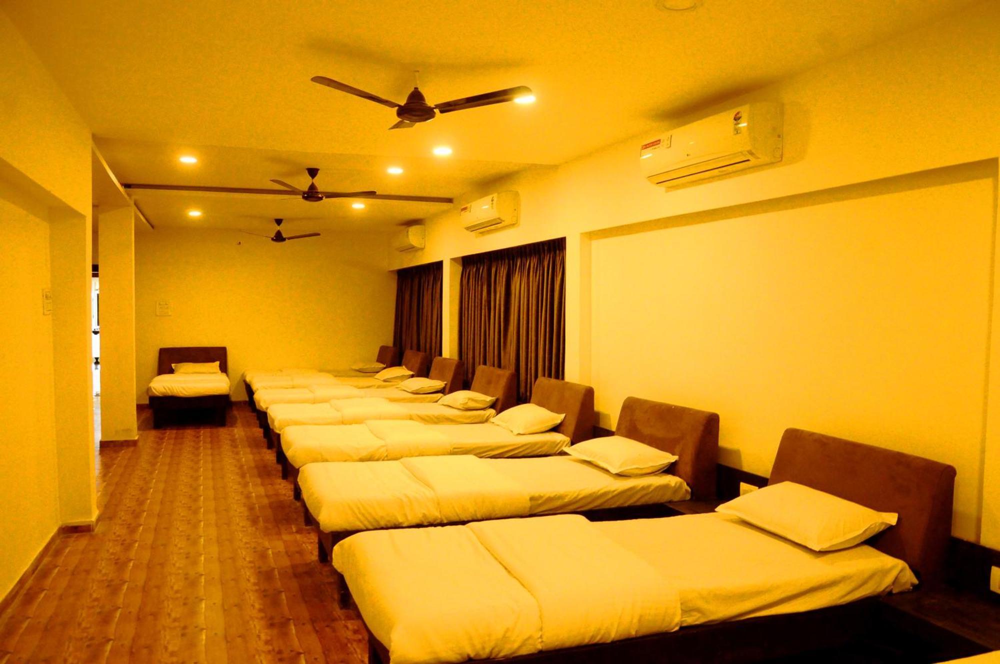 Hotel Ashray Ujjain Bagian luar foto