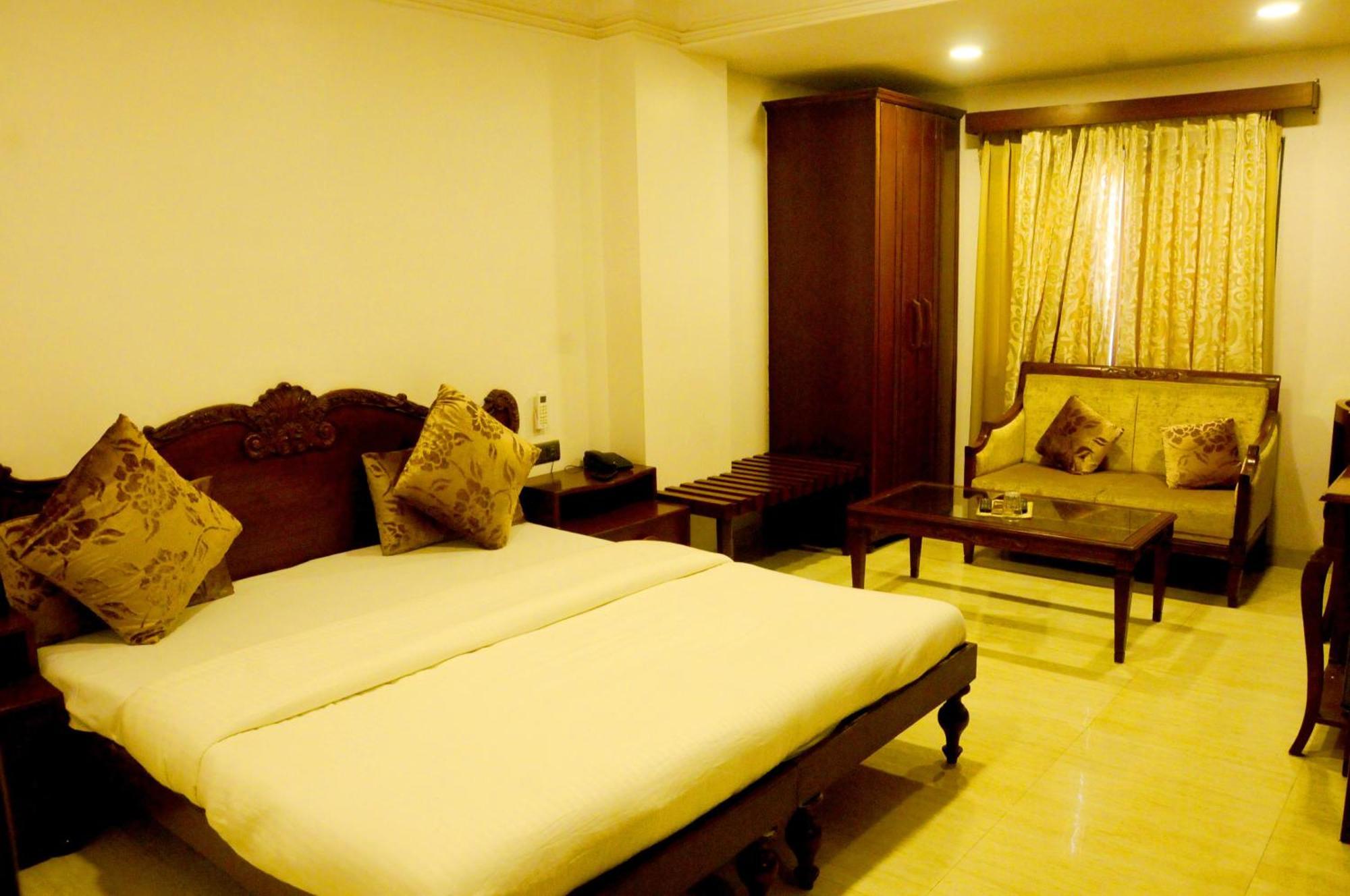 Hotel Ashray Ujjain Bagian luar foto
