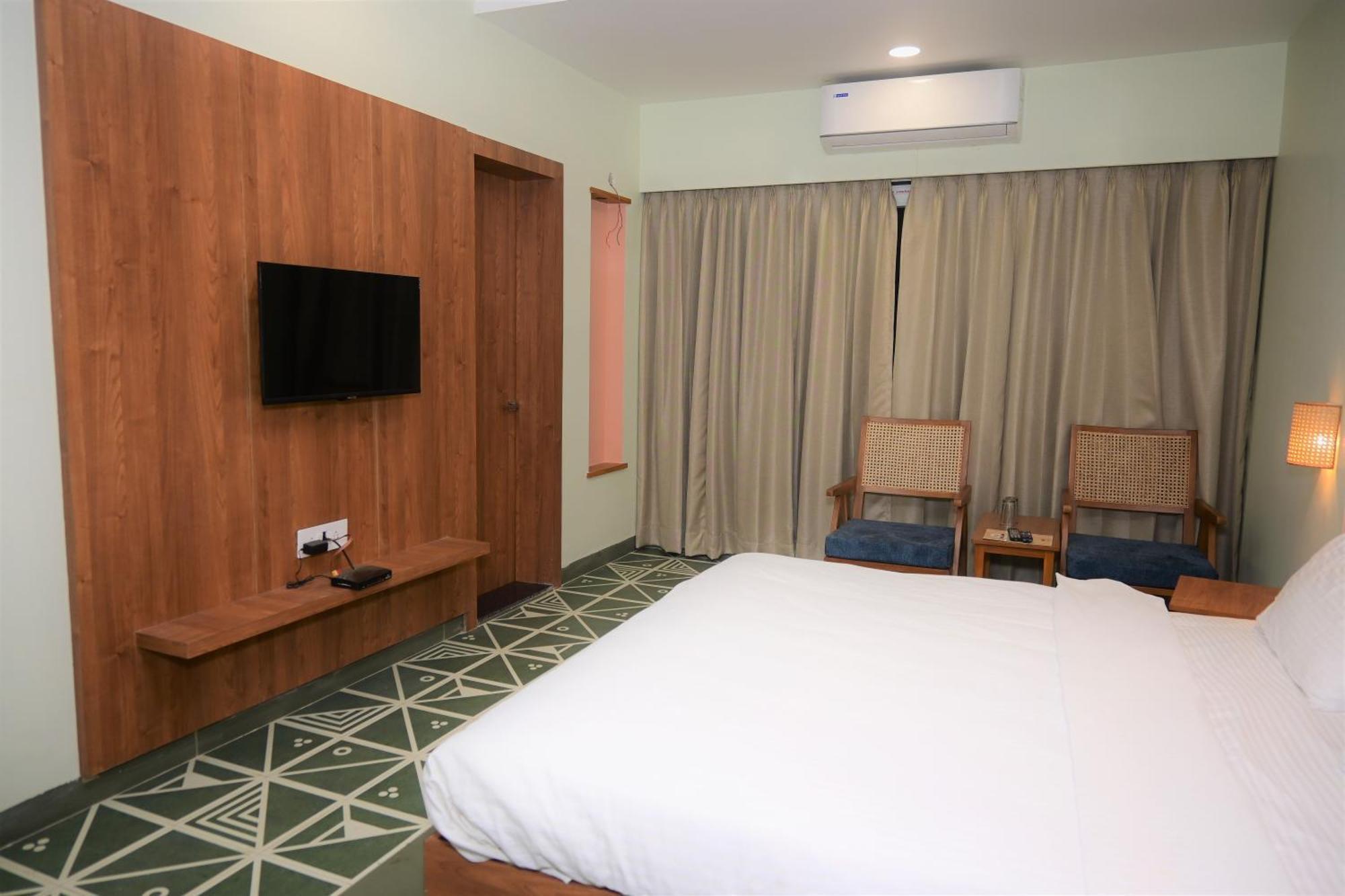 Hotel Ashray Ujjain Bagian luar foto