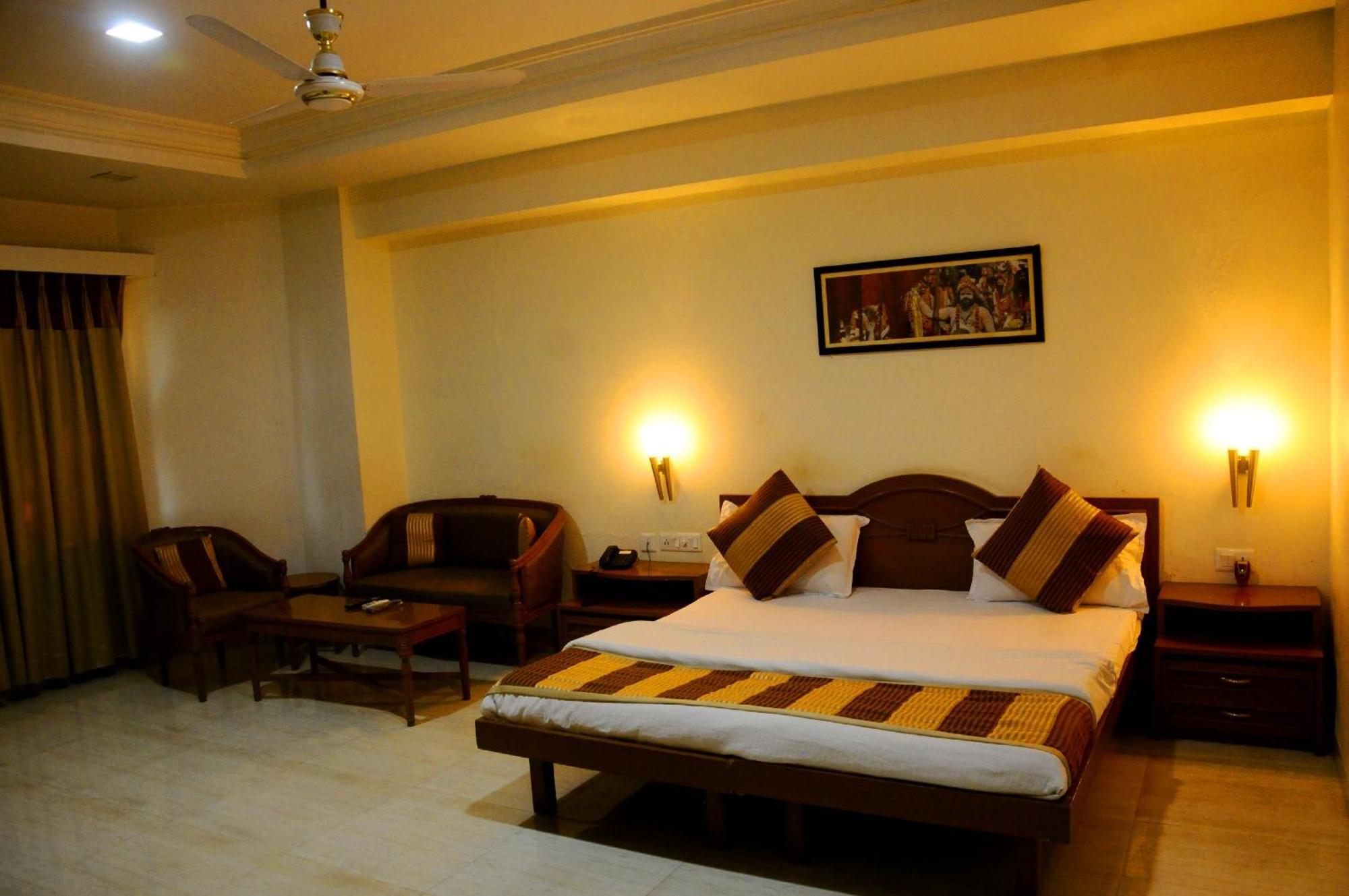 Hotel Ashray Ujjain Bagian luar foto