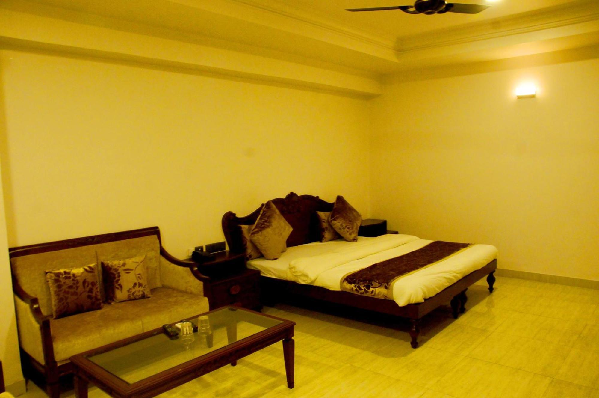 Hotel Ashray Ujjain Bagian luar foto