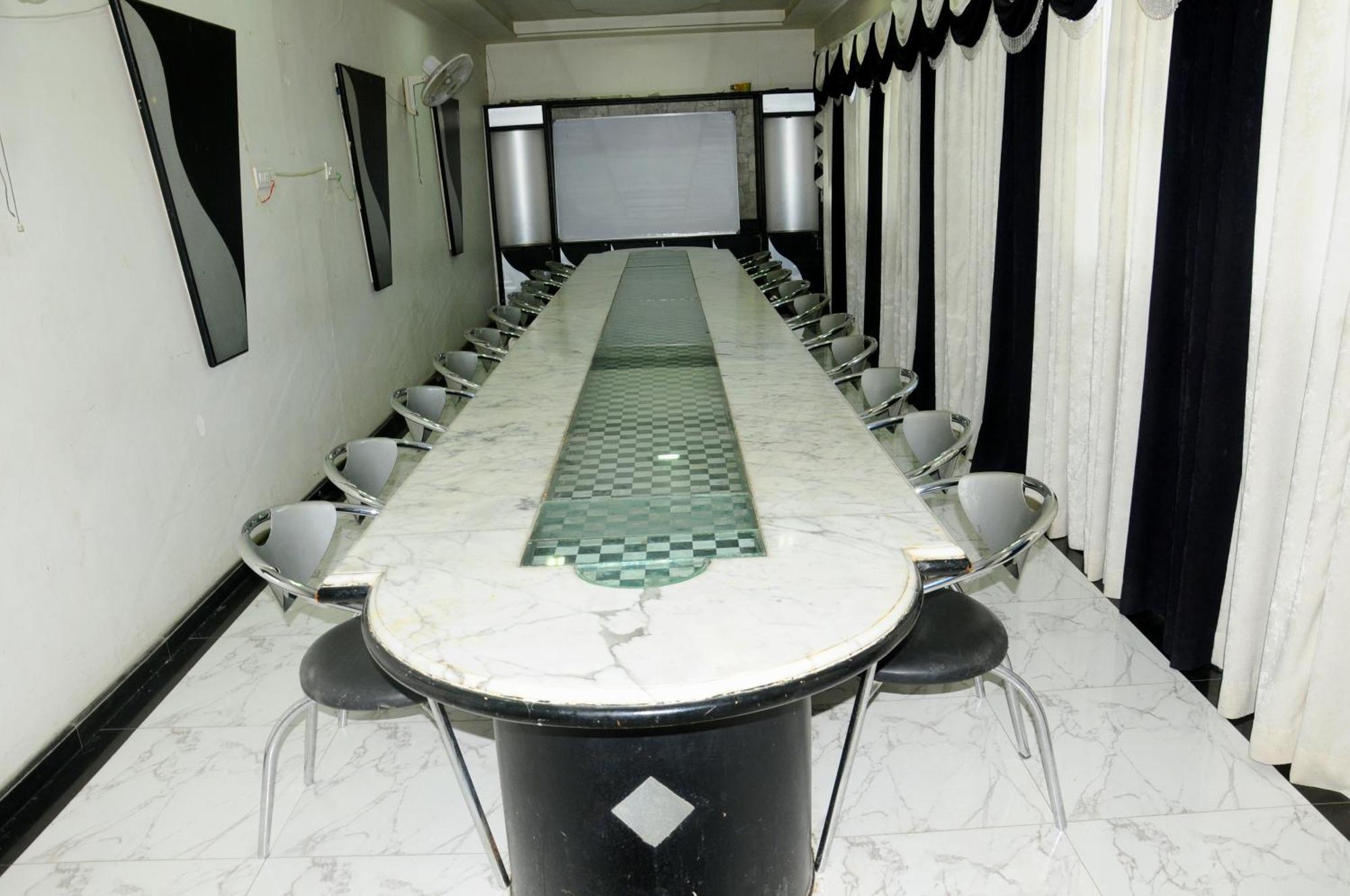 Hotel Ashray Ujjain Bagian luar foto