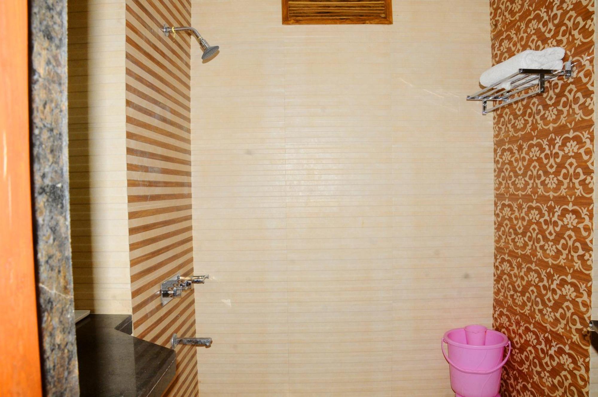 Hotel Ashray Ujjain Bagian luar foto