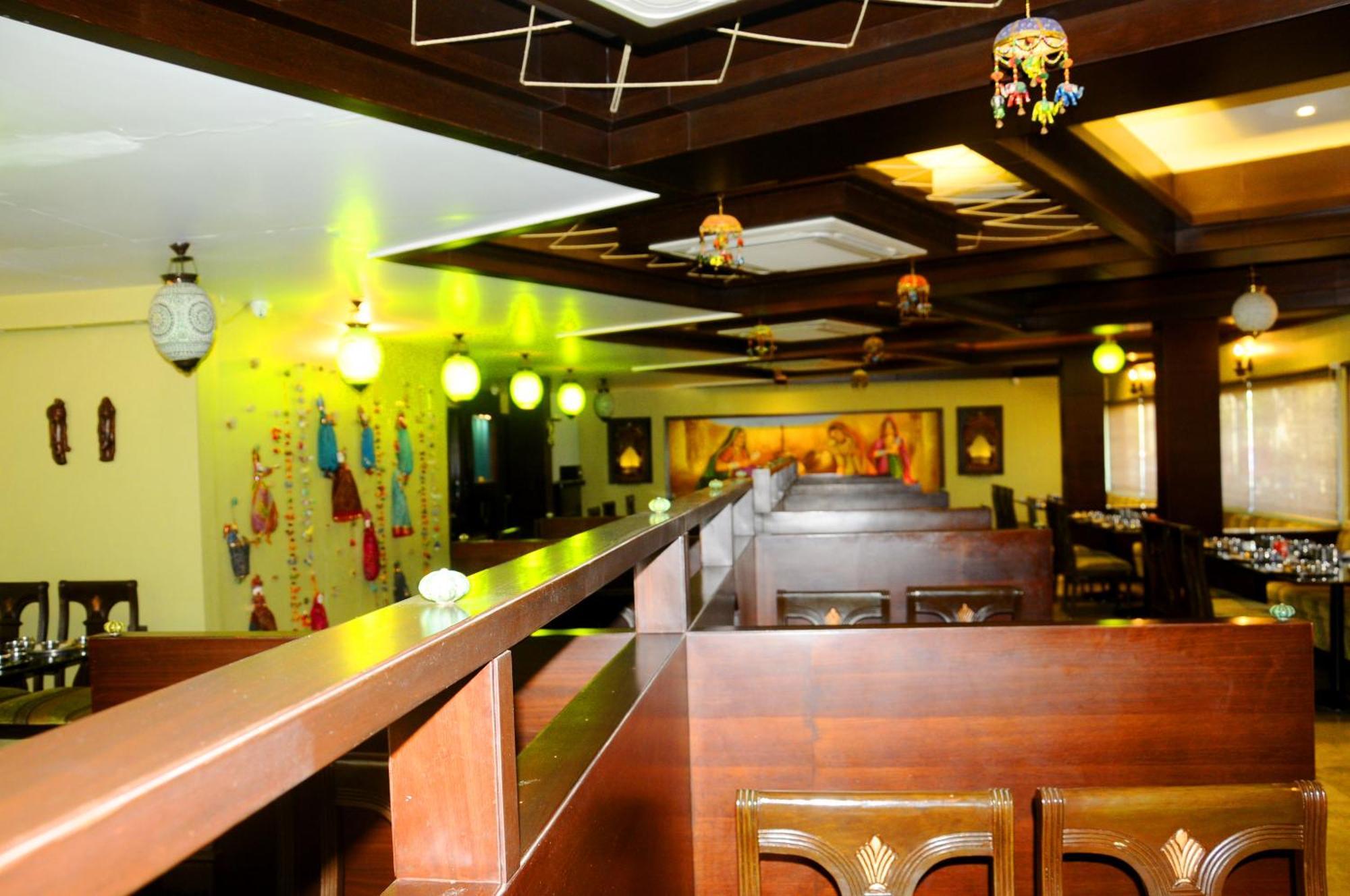 Hotel Ashray Ujjain Bagian luar foto