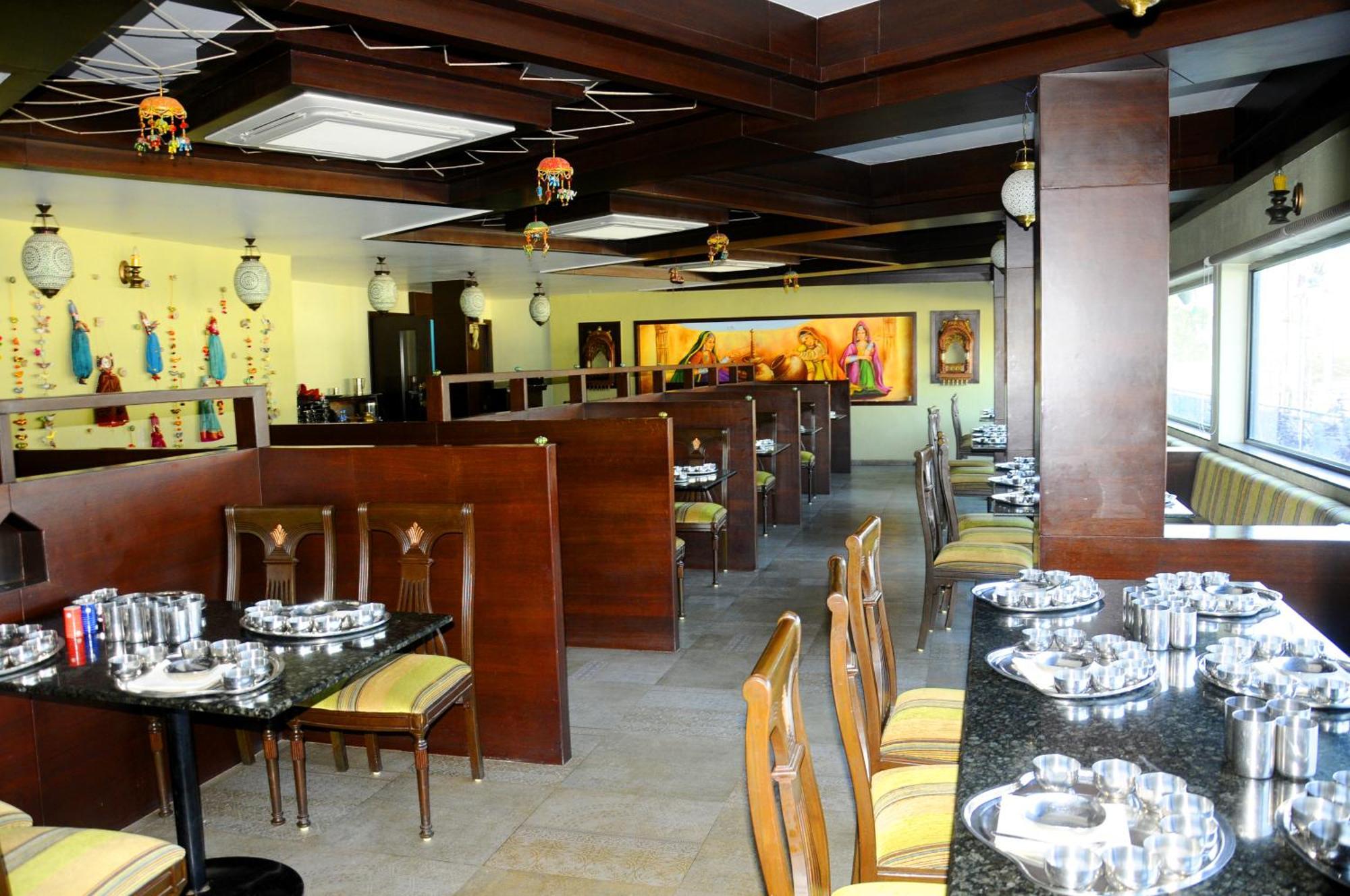 Hotel Ashray Ujjain Bagian luar foto