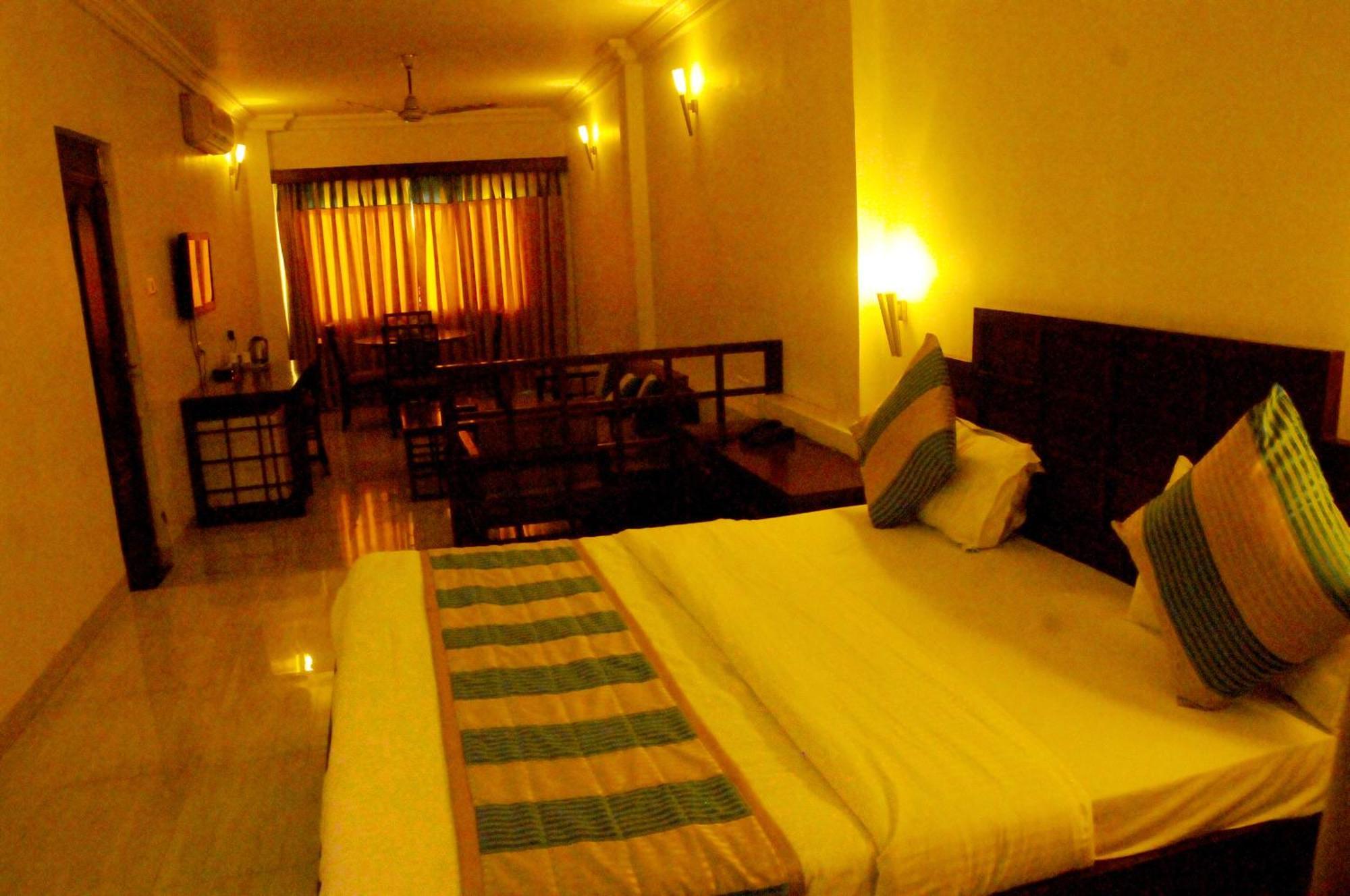 Hotel Ashray Ujjain Bagian luar foto