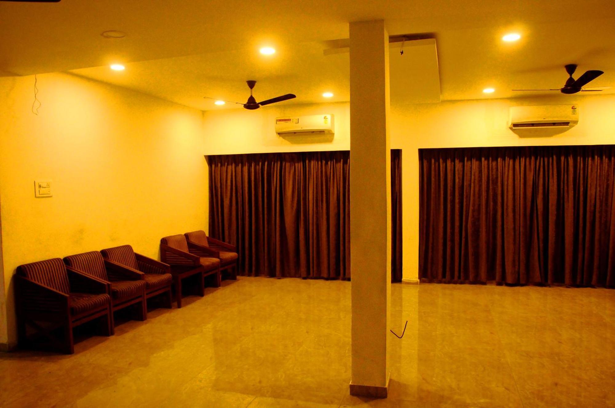 Hotel Ashray Ujjain Bagian luar foto