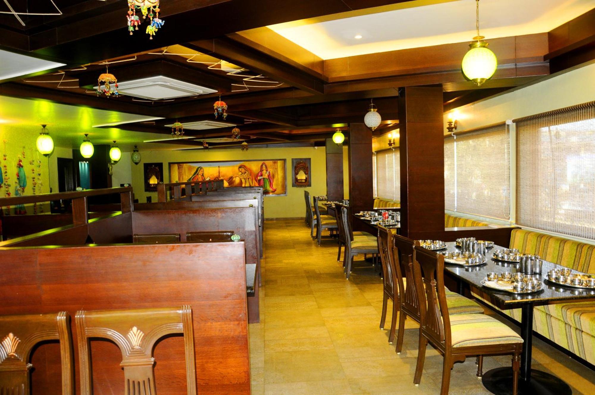 Hotel Ashray Ujjain Bagian luar foto